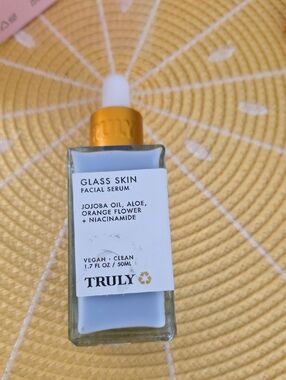 Truly glass skin. Jojoba oil, aloe, orange flower + niacinamide